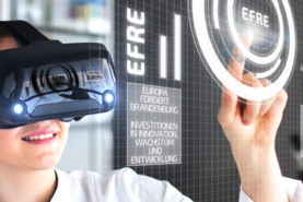 Frau mit einer VR-Brille, die auf einen virtuellen Kreis zeigt in dem EFRE steht