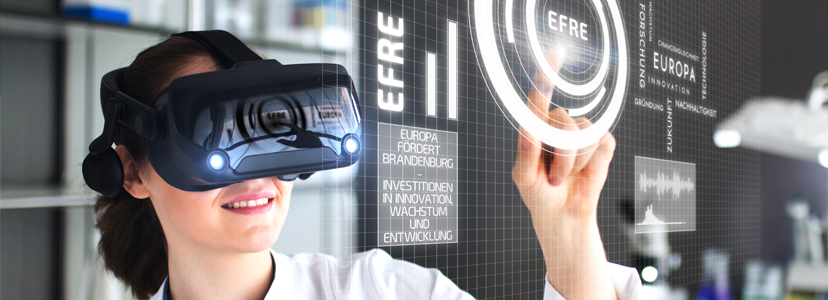 [Translate to Französisch:] Frau mit einer VR-Brille, die auf einen virtuellen Kreis zeigt in dem EFRE steht