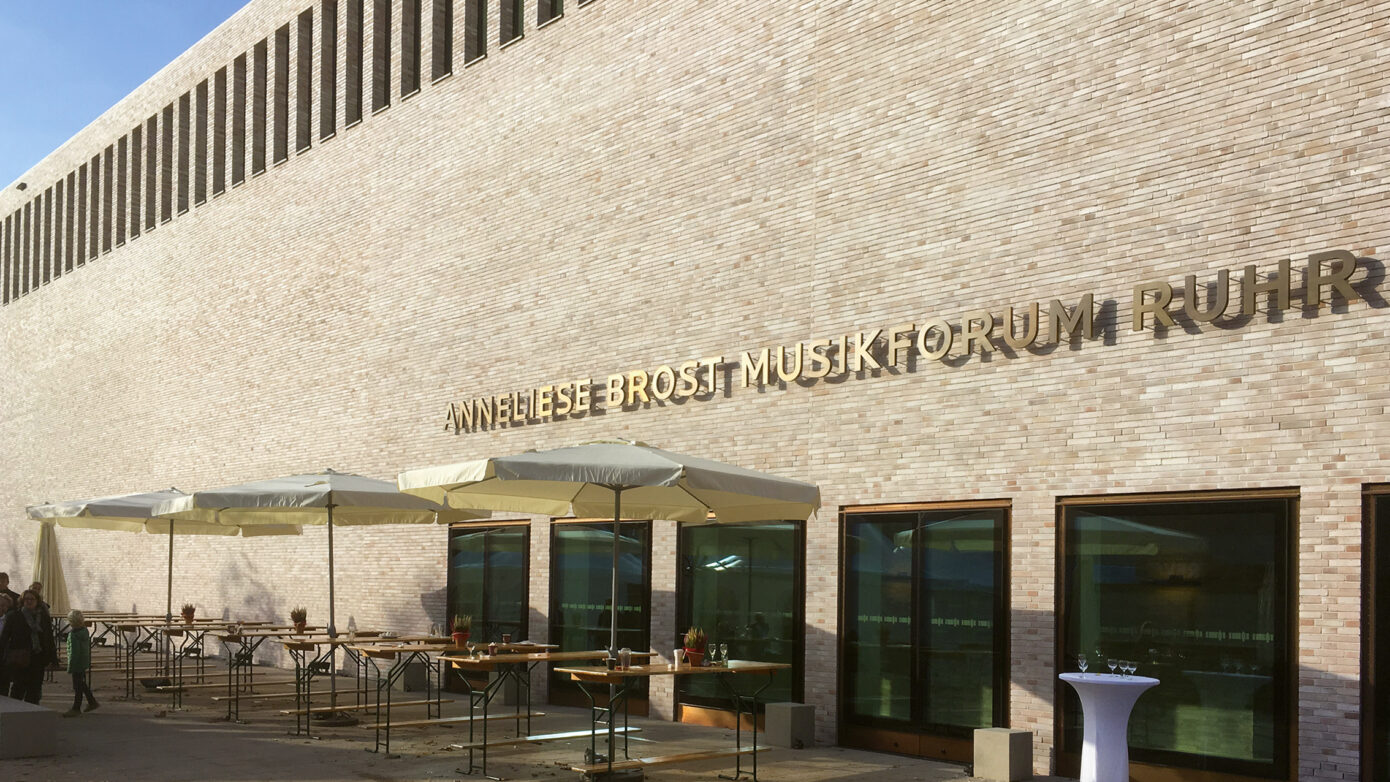 Modernes Musikforum (Anneliese Brost Musikforum Ruhr Bochum) mit Terrassenbereich und stilvoller Architektur.