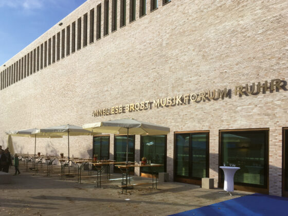 Modernes Musikforum (Anneliese Brost Musikforum Ruhr Bochum) mit Terrassenbereich und stilvoller Architektur.