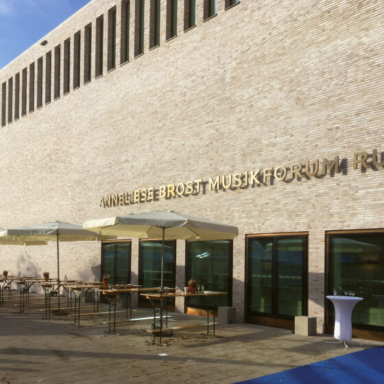 Modernes Musikforum (Anneliese Brost Musikforum Ruhr Bochum) mit Terrassenbereich und stilvoller Architektur.