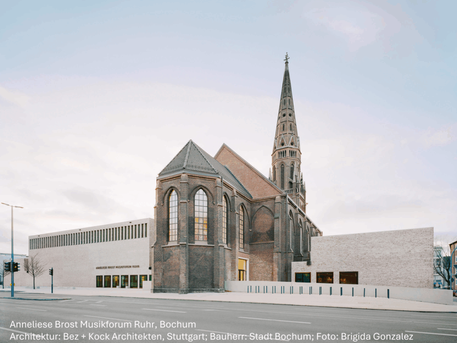 Anneliese Brost Musikforum Ruhr in Bochum: Moderne Architektur trifft historische Kirche.