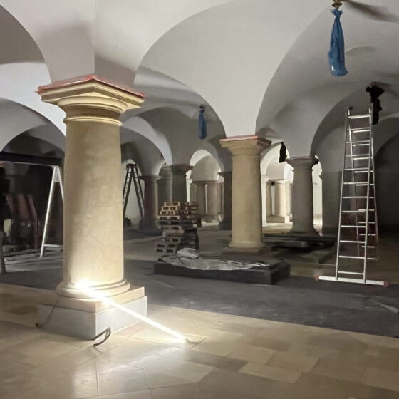 Renovierung eines historischen Kellers mit Säulen, Leitern und Baugeräten.