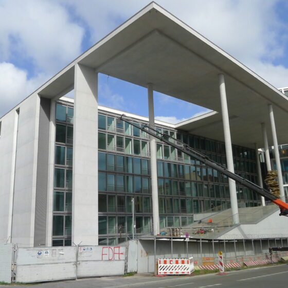 Modernes Gebäude mit Glasfassade und Bauarbeiten in Berlin. Architektur und Stadtentwicklung.
