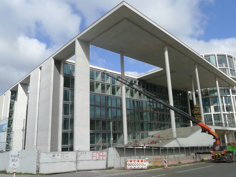 Modernes Gebäude mit Glasfassade und Bauarbeiten in Berlin. Architektur und Stadtentwicklung.