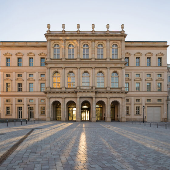 Museum Barberini mit eleganter Fassade und Säulen im Abendlicht.