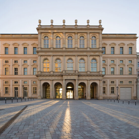 Museum Barberini mit eleganter Fassade und Säulen im Abendlicht.