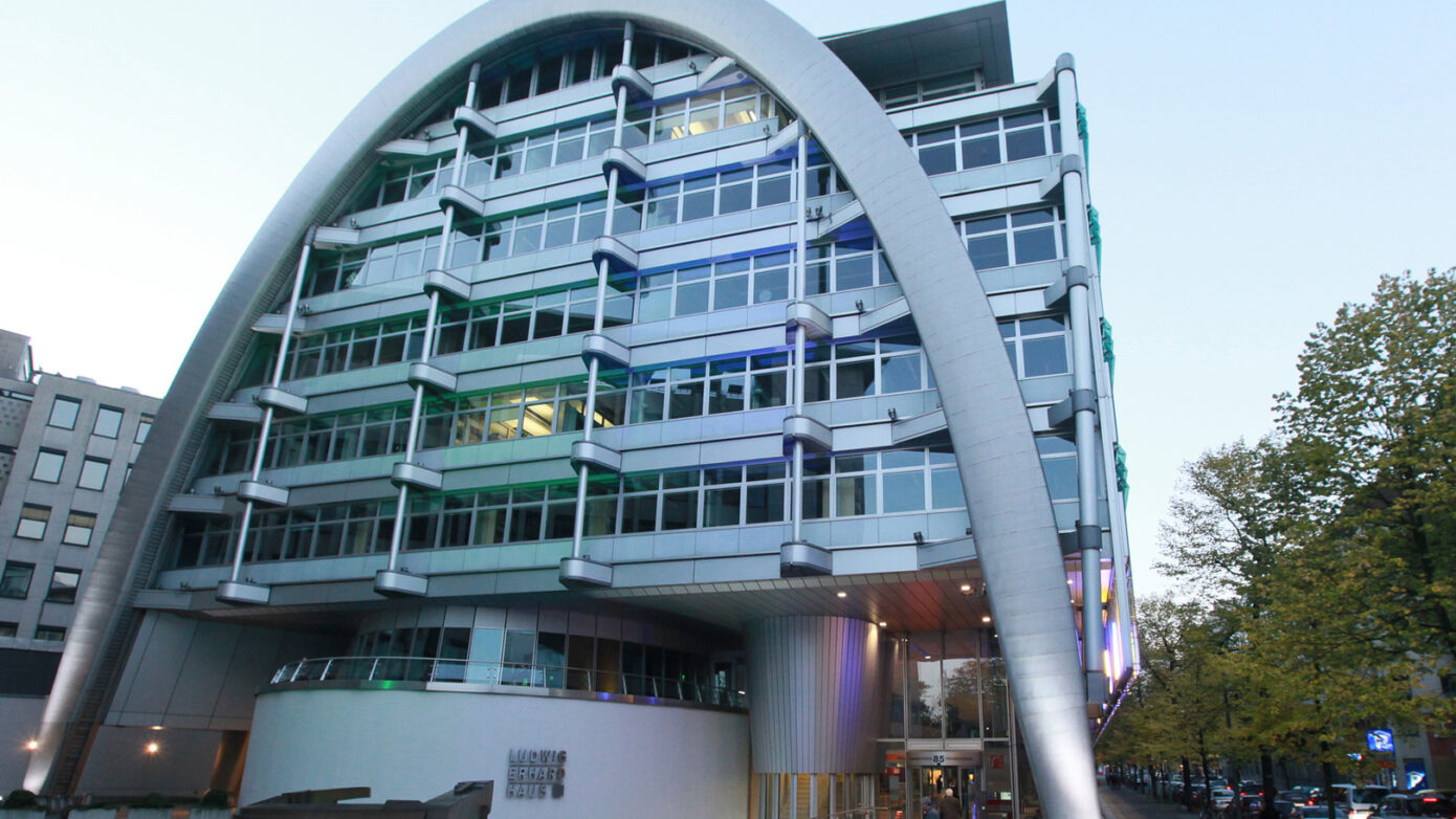 Ludwig Erhard Haus in Berlin mit markantem Bogen in urbaner Umgebung.