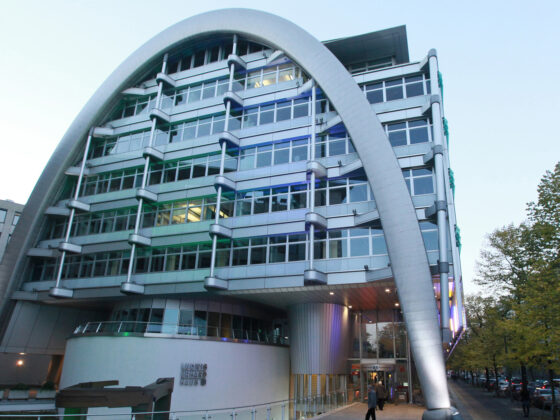 Ludwig Erhard Haus in Berlin mit markantem Bogen in urbaner Umgebung.