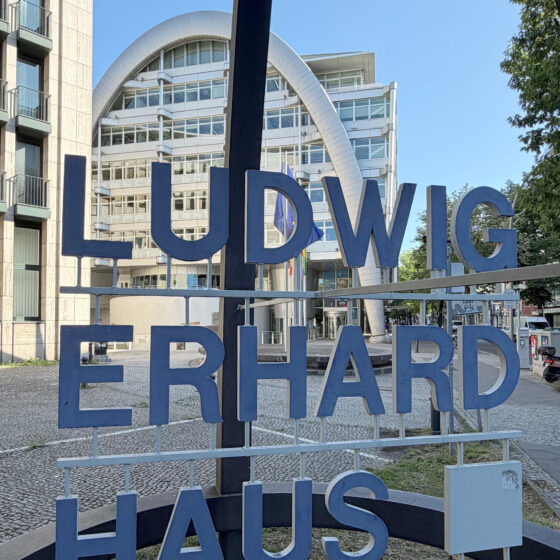 Ludwig Erhard Haus: modernes Gebäude mit charakteristischer Architektur in urbaner Umgebung.