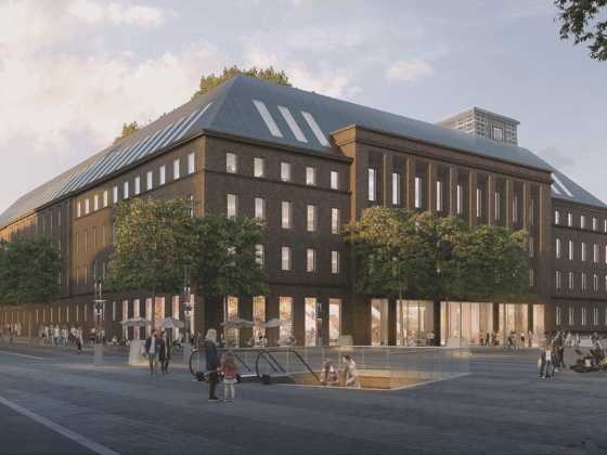 Moderne Architektur eines Gebäudes mit begrünten Außenbereichen und lebhaftem Stadtleben.
