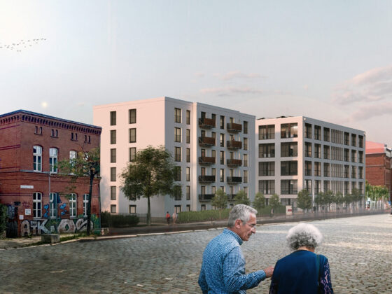 Älteres Paar spaziert vorbei an modernen Wohngebäuden in städtischer Umgebung.