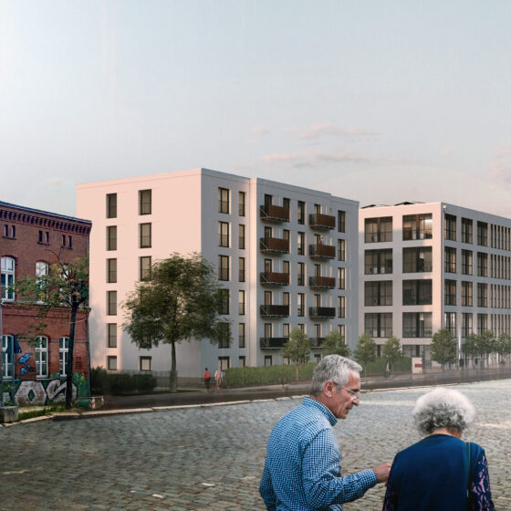 Älteres Paar spaziert vorbei an modernen Wohngebäuden in städtischer Umgebung.