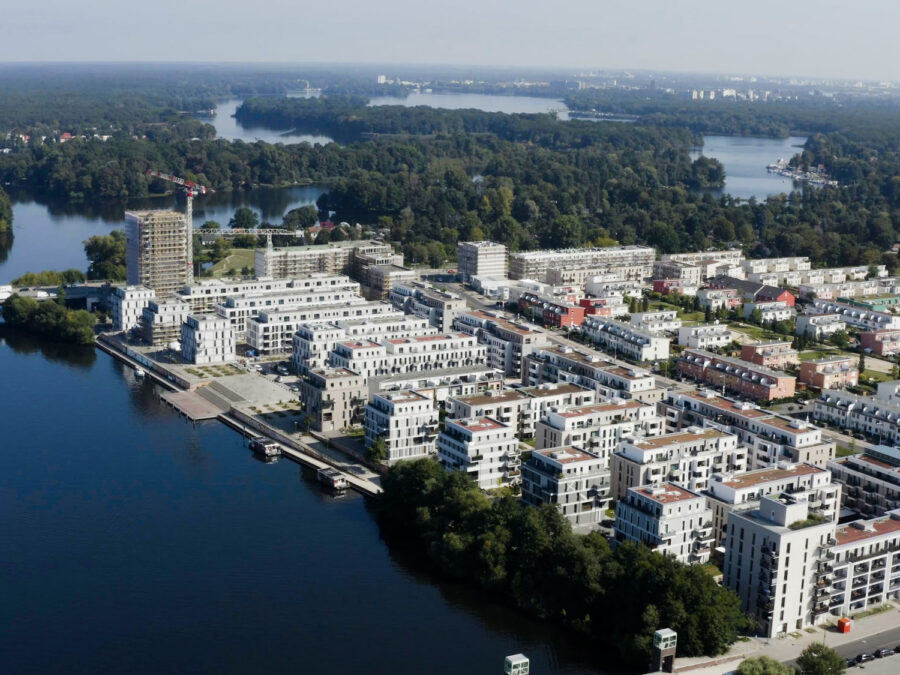 Sicht von oben auf das Wohnquartier WATERKANT mit der Havel
