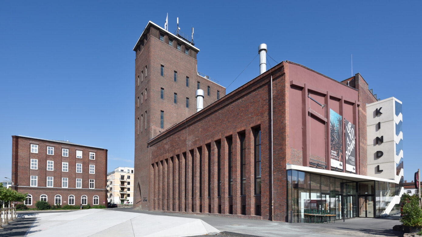 Moderne Architektur des KINDL-Zentrums in Berlin mit historischem Industriegebäude.