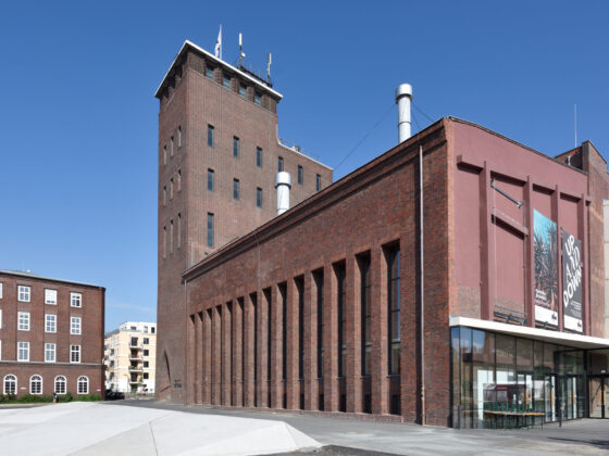 Moderne Architektur des KINDL-Zentrums in Berlin mit historischem Industriegebäude.