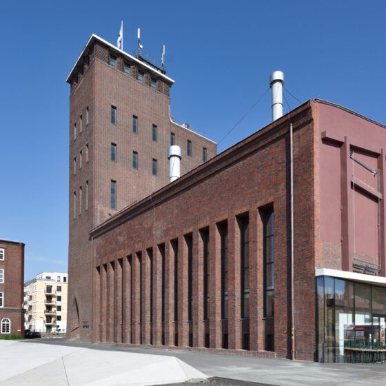 Moderne Architektur des KINDL-Zentrums in Berlin mit historischem Industriegebäude.