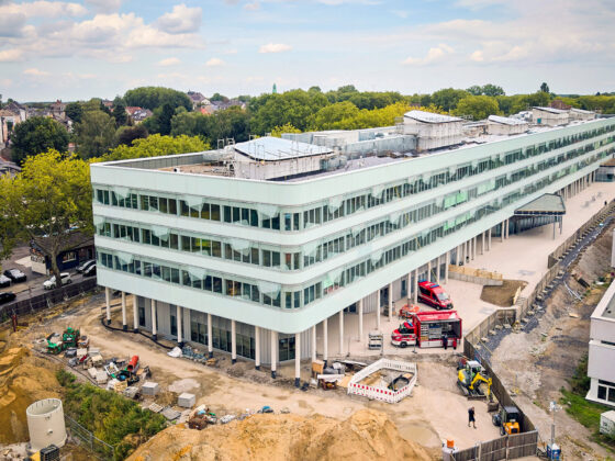 Ansicht des Schulzentrums Nord mit Baustelle in urbaner Umgebung.