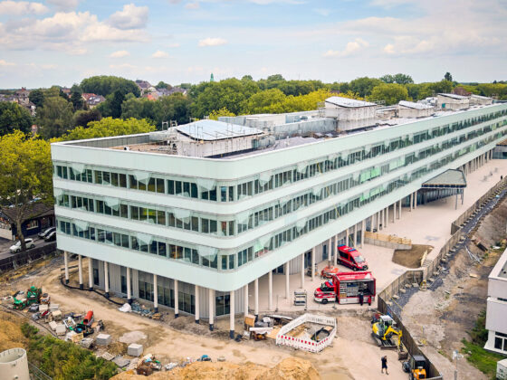 Ansicht des Schulzentrums Nord mit Baustelle in urbaner Umgebung.