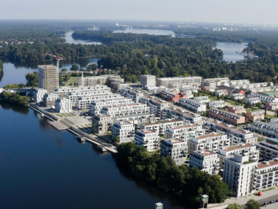 Luftaufnahme der Wohnabuten von Wohnquartier WATERKANT am Wasser.