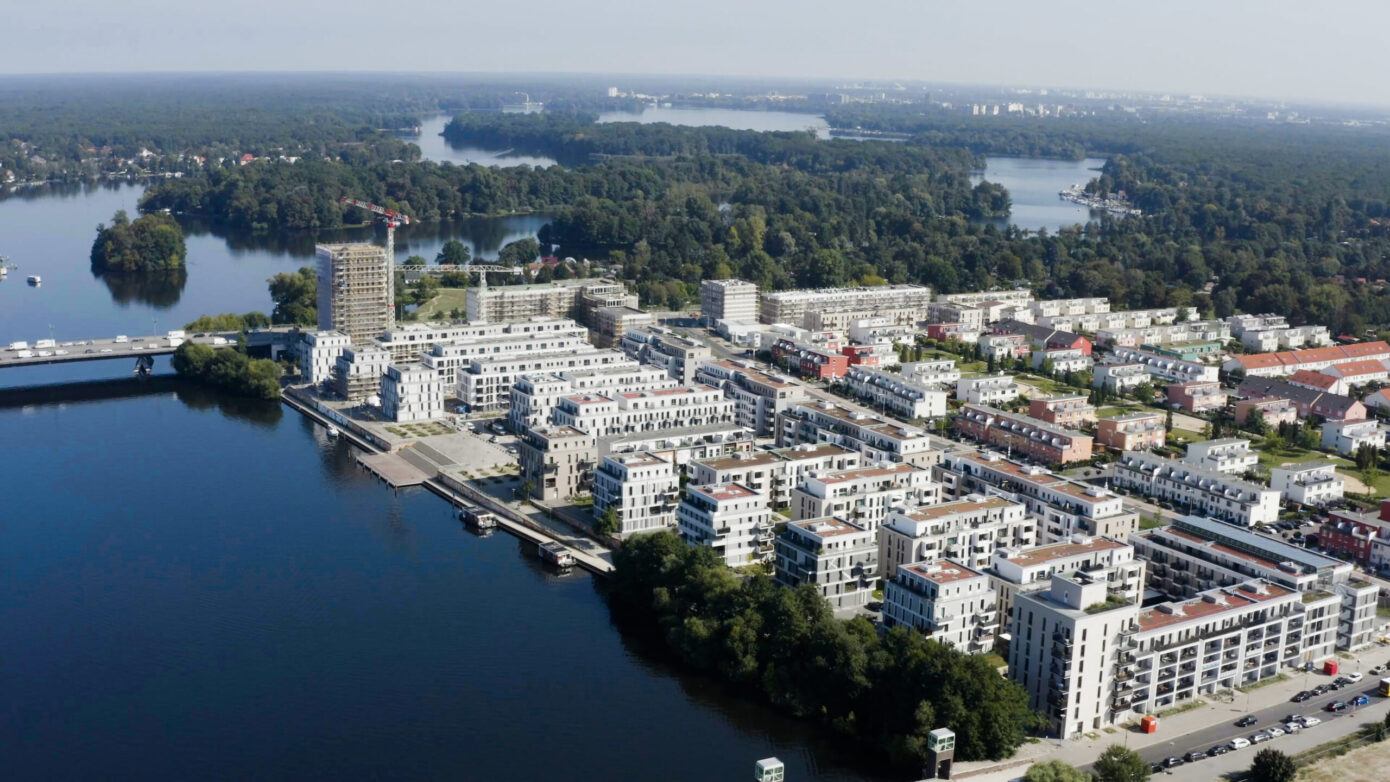 Luftaufnahme der Wohnabuten von Wohnquartier WATERKANT am Wasser.