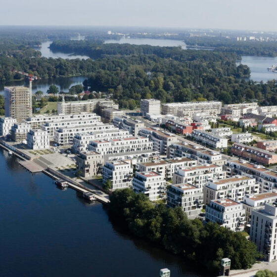 Luftaufnahme der Wohnabuten von Wohnquartier WATERKANT am Wasser.