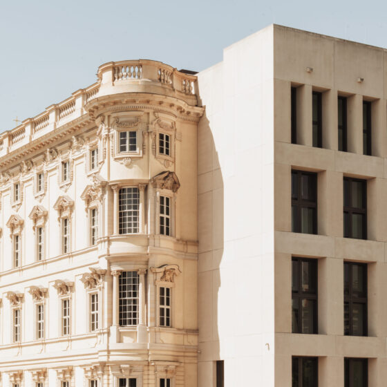 Historisches Gebäude trifft modernes Design in harmonischer Architekturkombination.