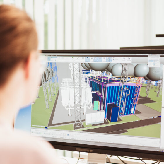 Ingenieurin arbeitet an 3D-Modellierung einer Energieanlage am Computer.