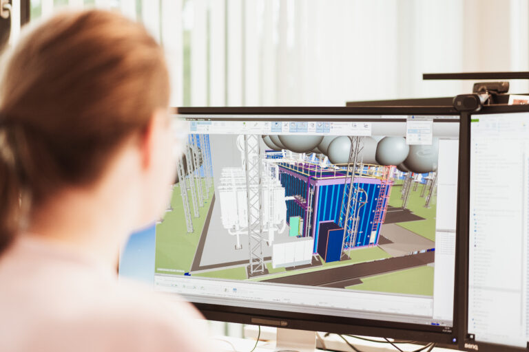 Ingenieurin arbeitet an 3D-Modellierung einer Energieanlage am Computer.