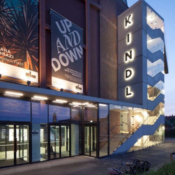 Moderne Architektur des KINDL Kulturzentrums mit einladendem Eingangsbereich und Treppenaufgang.