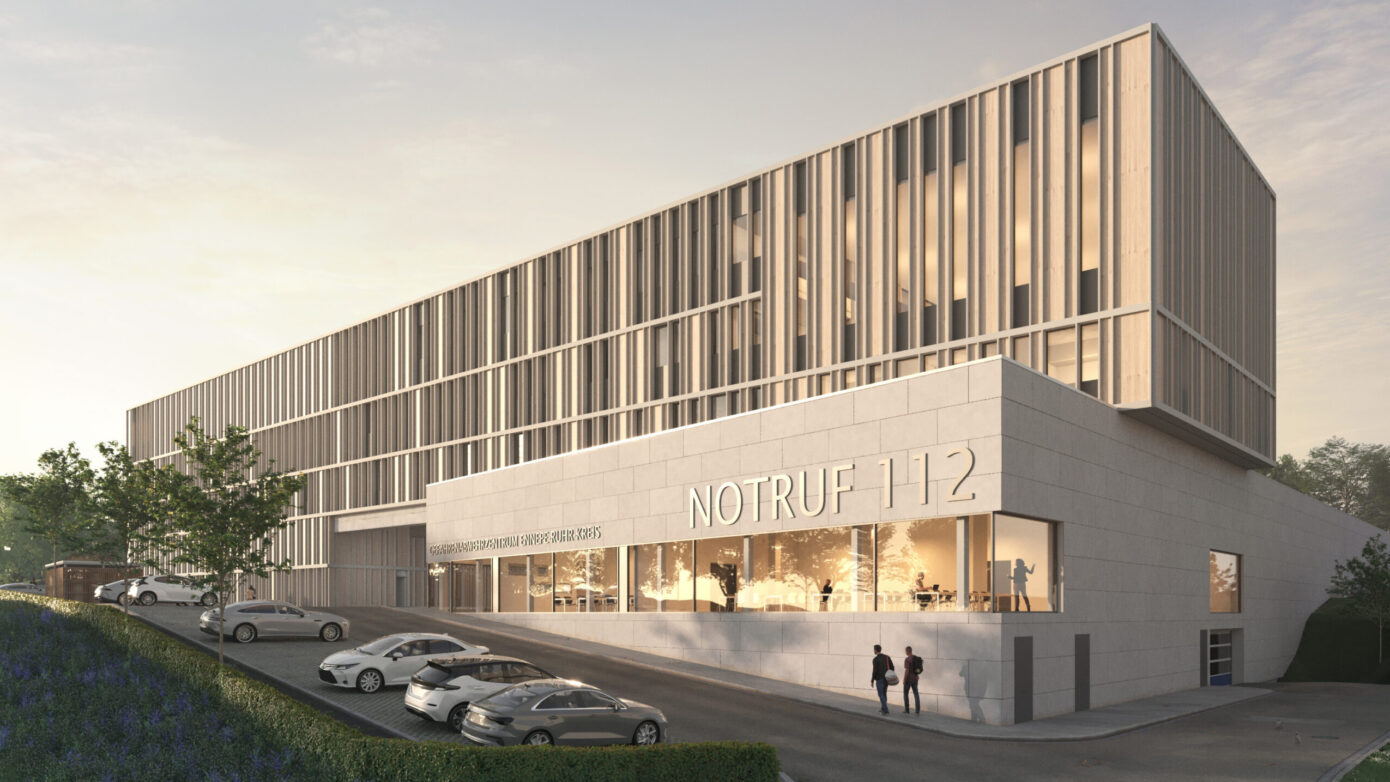 Visualisierung Gefahrenabwehrzentrum mit Glasfassade und Holzverkleidung, umgeben von Parkplätzen und Natur.