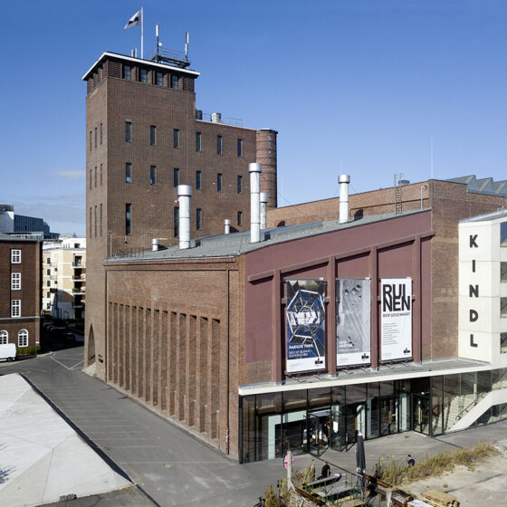Foto von der ehemaligen Brauerei Kindl in Berlin, heute Kulturzentrum mit moderner Architektur und Ausstellungen.