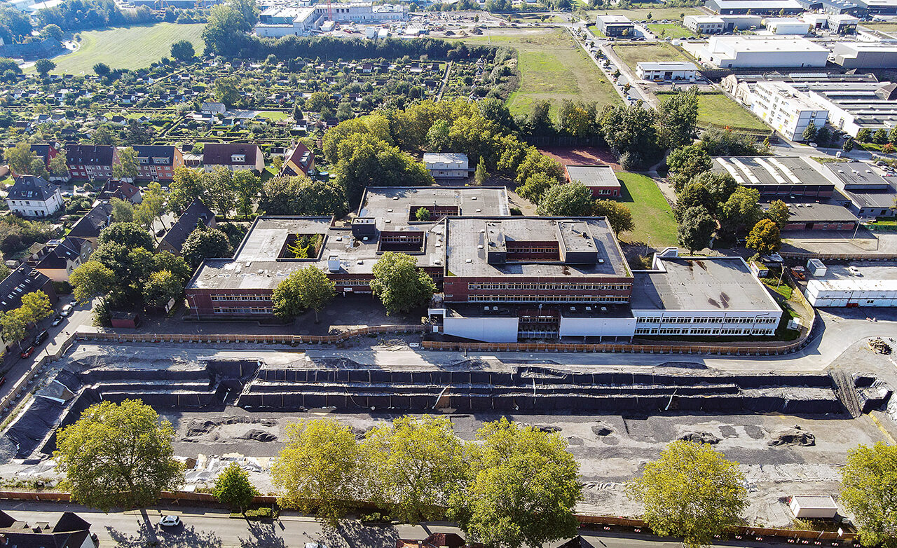Luftaufnahme des Schulzentrums Gerthe mit modernen Gebäuden und umliegenden Grünflächen.