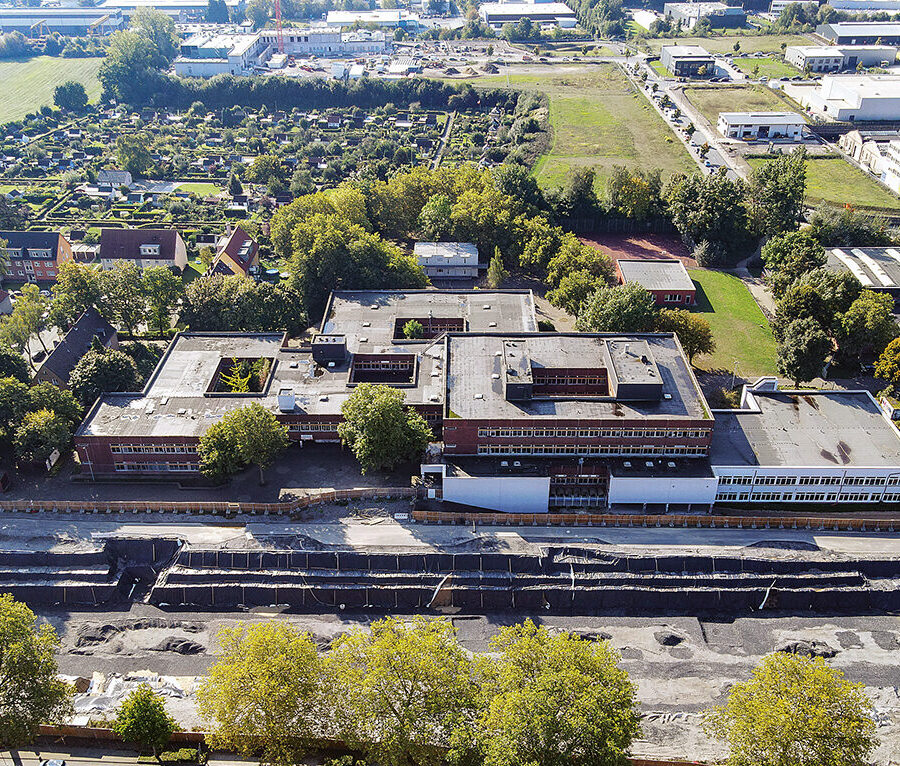 Luftaufnahme des Schulzentrums Gerthe mit modernen Gebäuden und umliegenden Grünflächen.