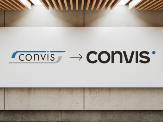 Modernes Logo-Design von convis mit stilisiertem Schriftzug und Pfeil.