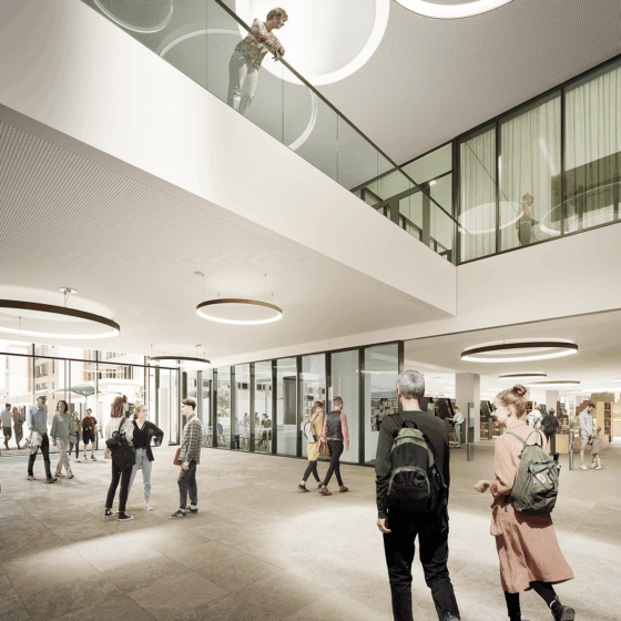 Moderne Innenarchitektur eines großzügigen Eingangsbereichs mit Menschen und viel Tageslicht.