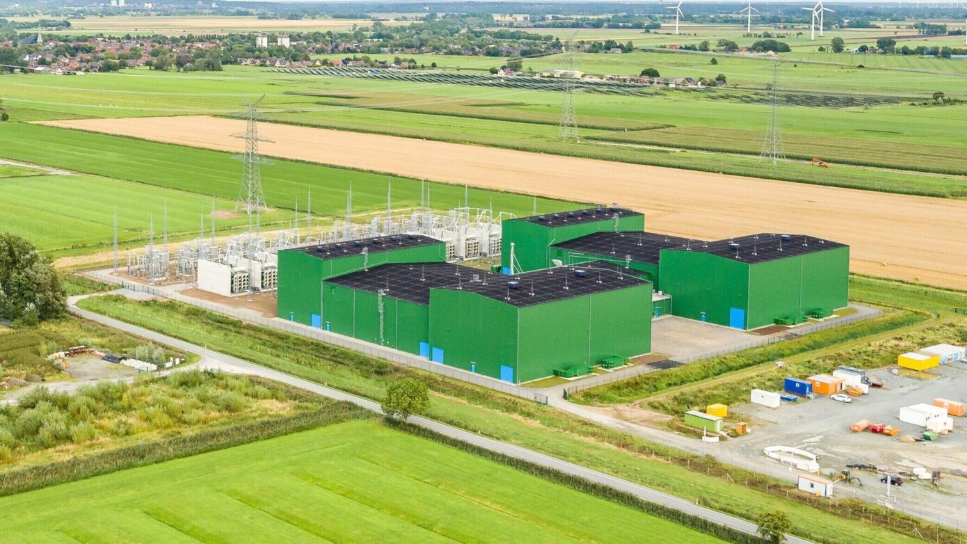 Luftaufnahme der Konverterstation NordLink mit grünen Gebäuden und weitläufigen Feldern.