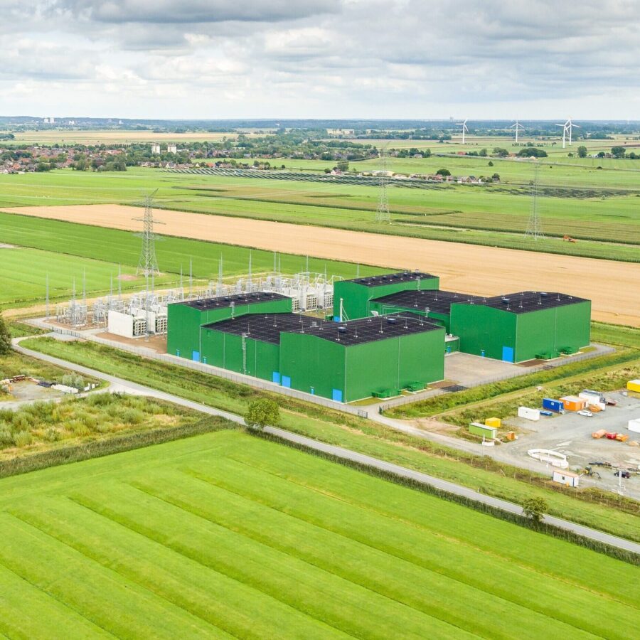 Luftaufnahme der Konverterstation NordLink mit grünen Gebäuden und weitläufigen Feldern.