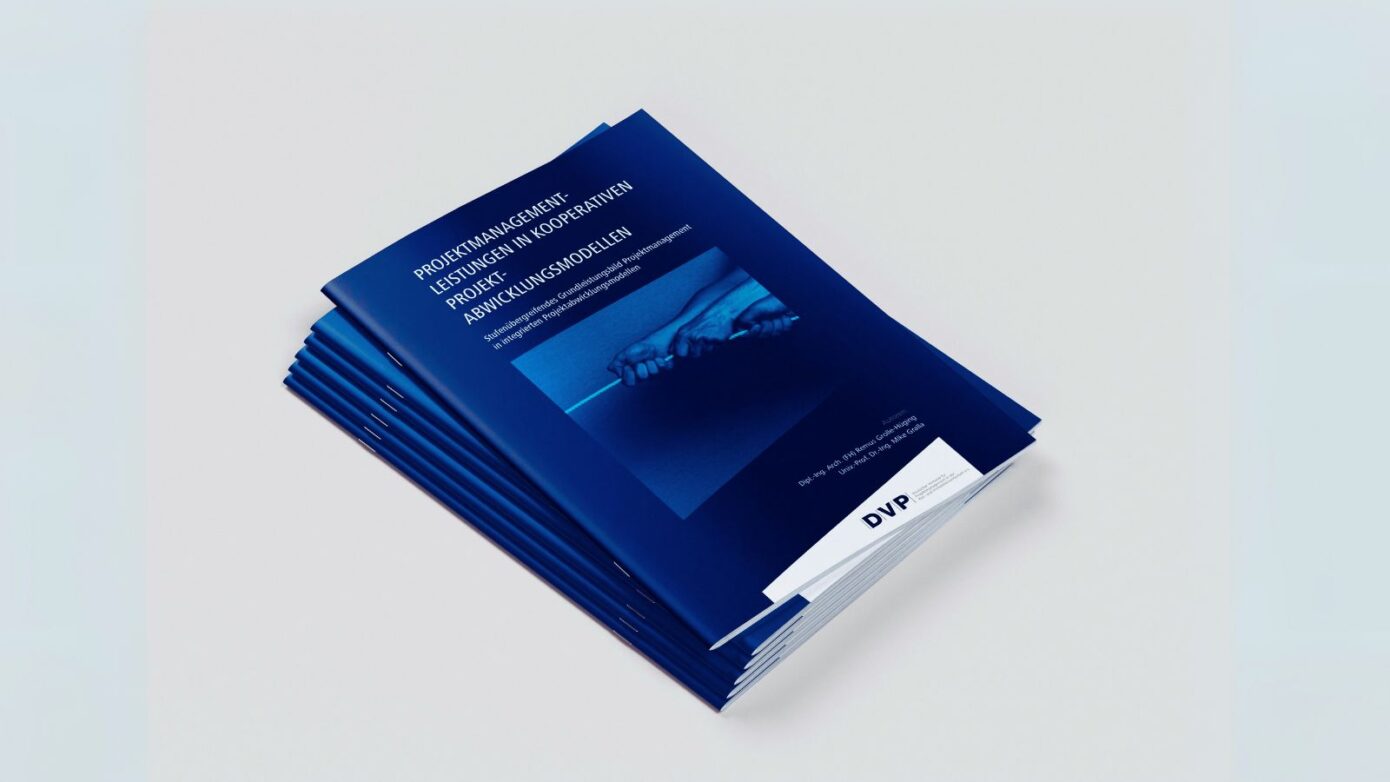 Blaue Broschüren über Prozessanalysen und Lösungskonzepte für öffentliche Herausforderungen.