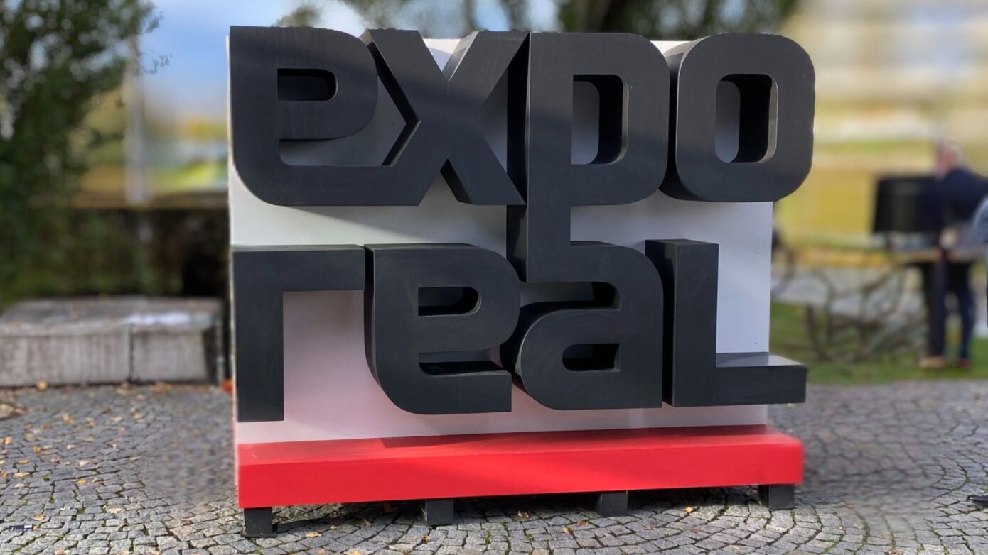 Großes, auffälliges Logo der Expo Real auf einem modernen Stand.