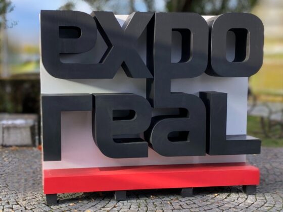 Großes, auffälliges Logo der Expo Real auf einem modernen Stand.