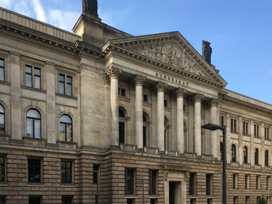 Bundesrat in Berlin: historisches Gebäude mit beeindruckender Architektur und Säulen.