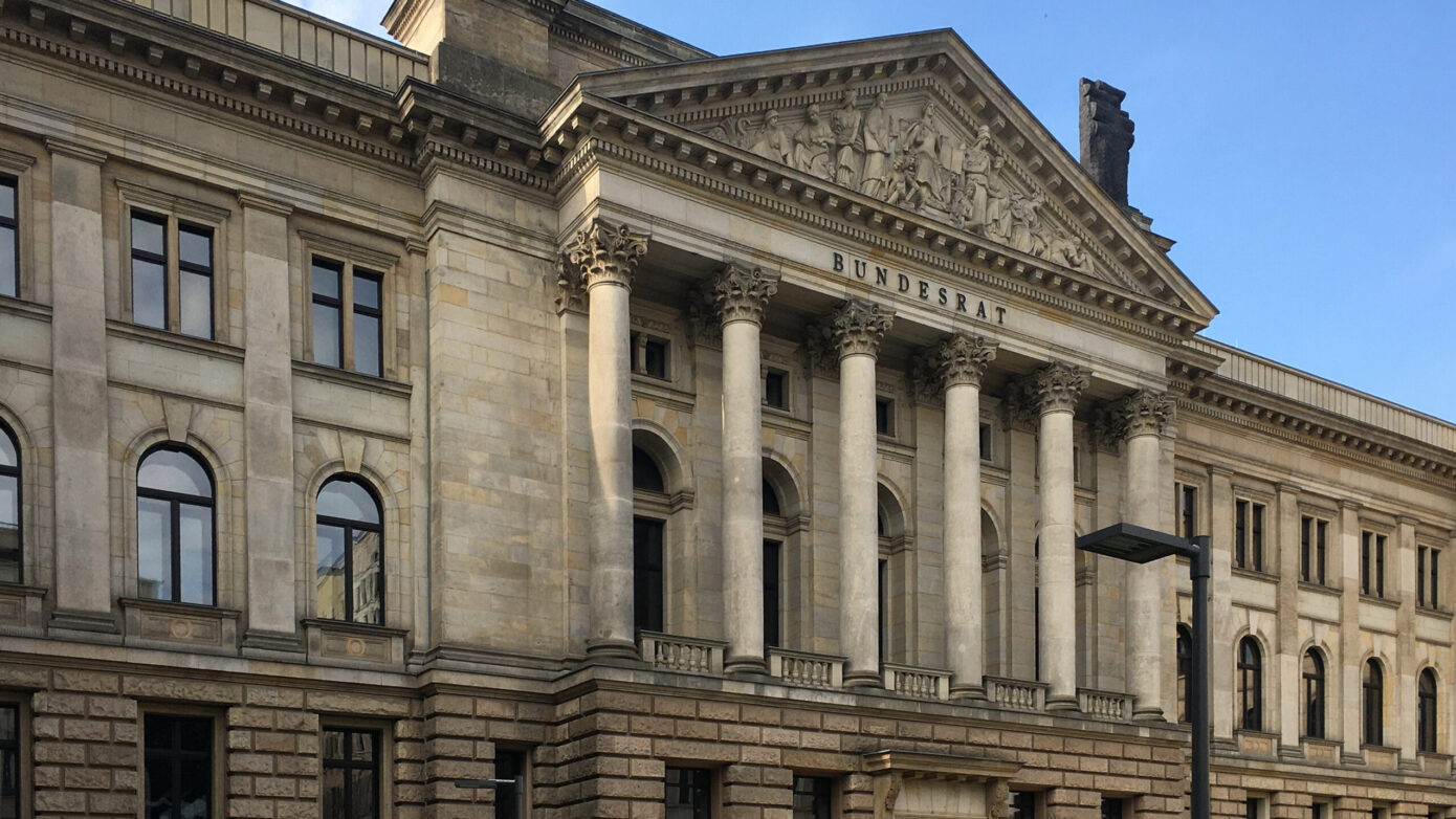 Bundesrat in Berlin: historisches Gebäude mit beeindruckender Architektur und Säulen.
