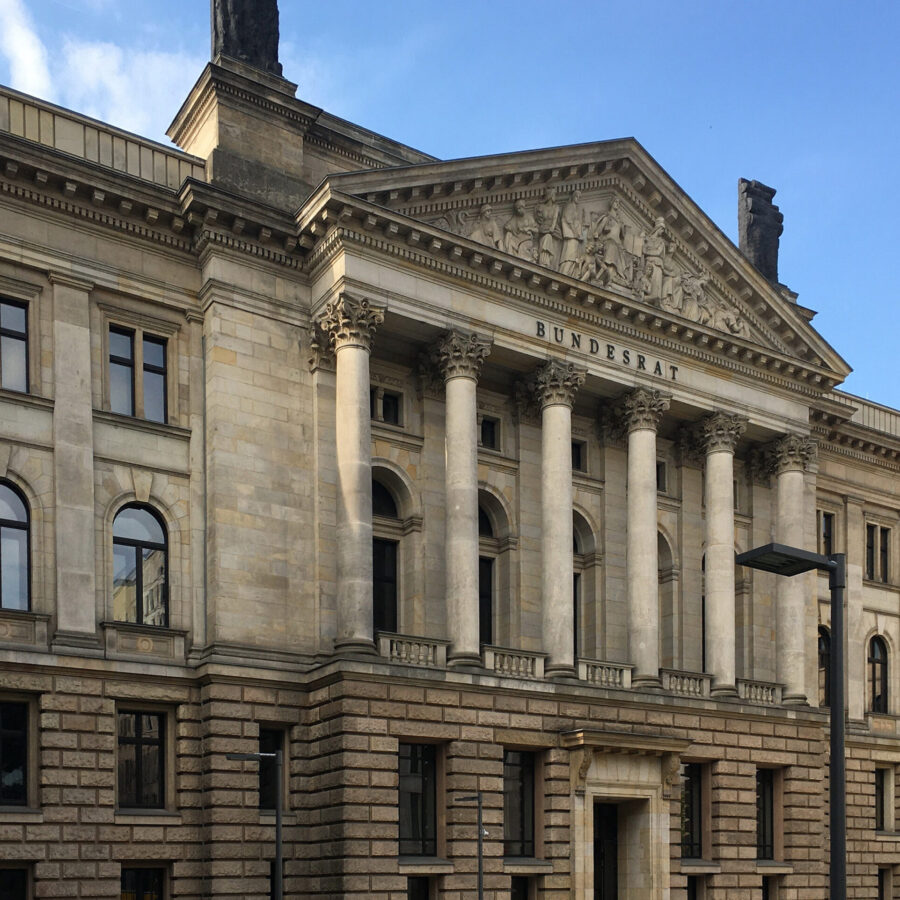 Bundesrat in Berlin: historisches Gebäude mit beeindruckender Architektur und Säulen.