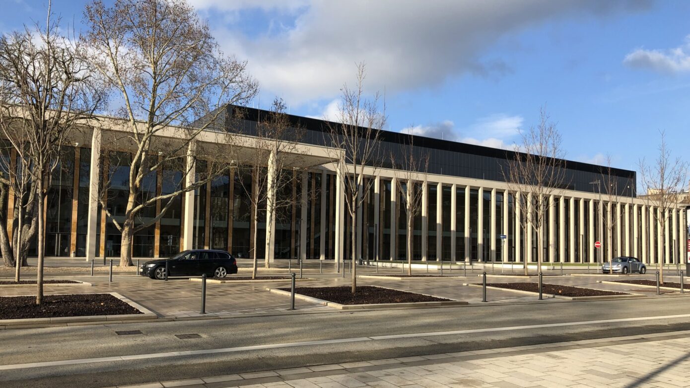 RainMain CongressCenter mit Säulen und Bäumen in städtischer Umgebung.