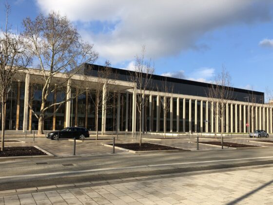 RainMain CongressCenter mit Säulen und Bäumen in städtischer Umgebung.