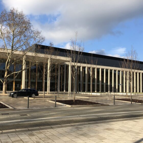 RainMain CongressCenter mit Säulen und Bäumen in städtischer Umgebung.