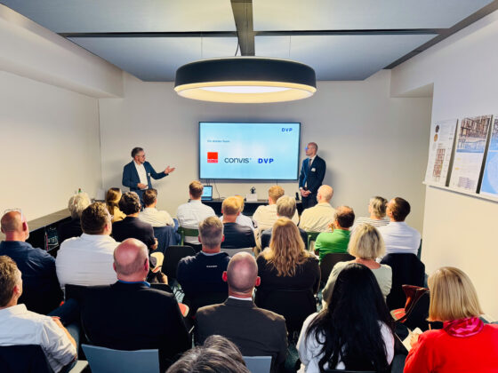 DVP-Roadshow 2025 bei convis in Hamburg. Präsentation vor Publikum in einem modernen Konferenzraum mit DVP-Logo.