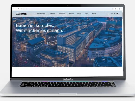 Moderne Website von Convis auf einem Laptop mit urbaner Skyline im Hintergrund.