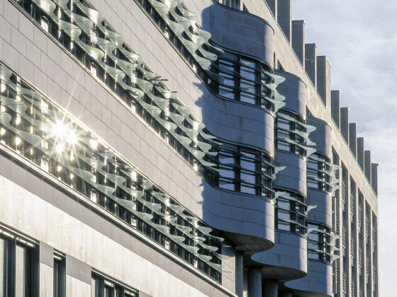Moderne Architektur mit eleganten Fassadenelementen und reflektierendem Licht.